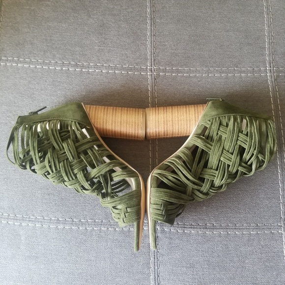 NEW Olive Strappy Chunky Peep Toe Heels - Picture 6 of 8